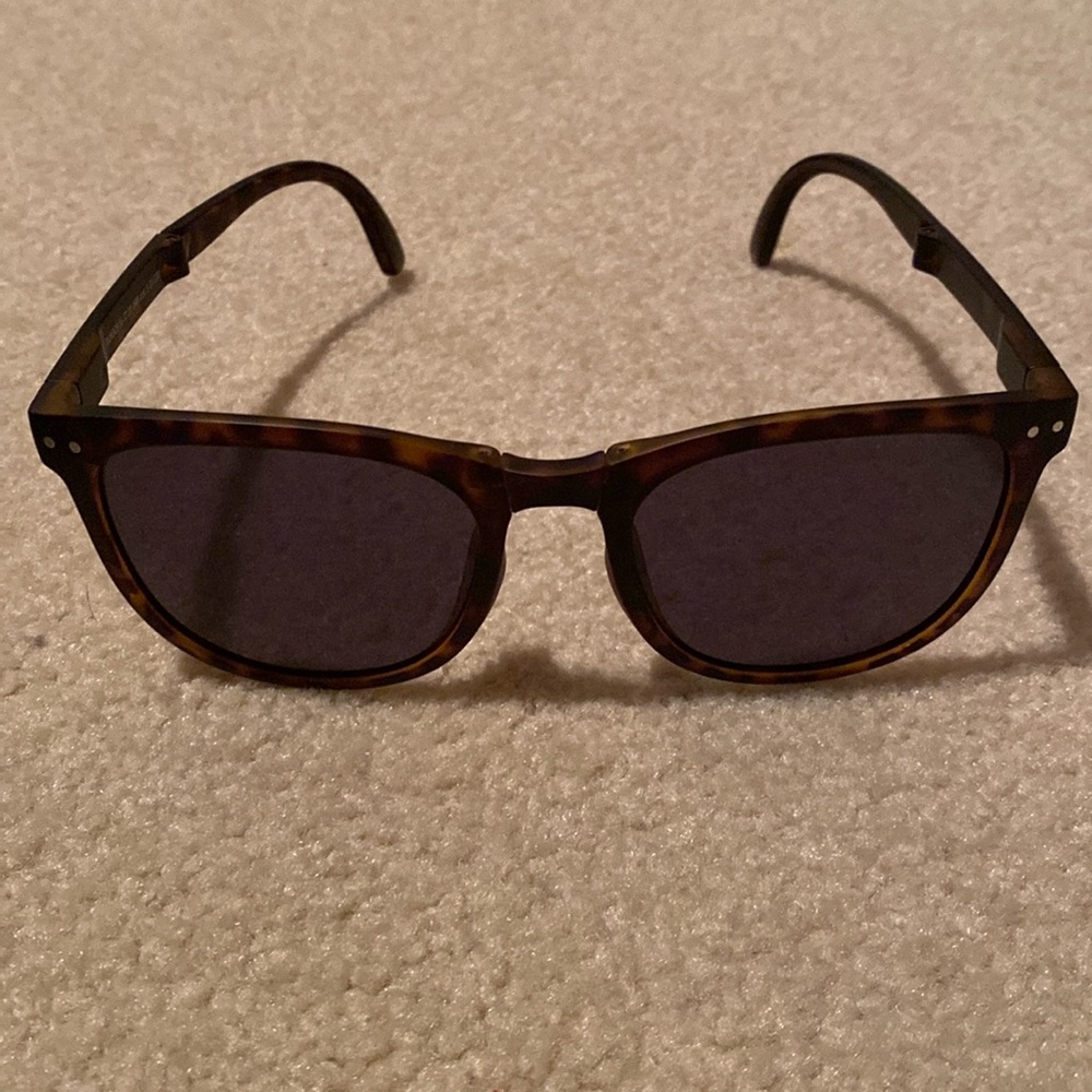 Women's Foldable Tortoiseshell Sunglasses with Dark Lenses